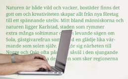 En inspirationsbild med person som skriver på en dator. Bakom personen är de allmänna inspirerande texter om Värmland som handlar om natur, bostäder, företagande och kreativitet.